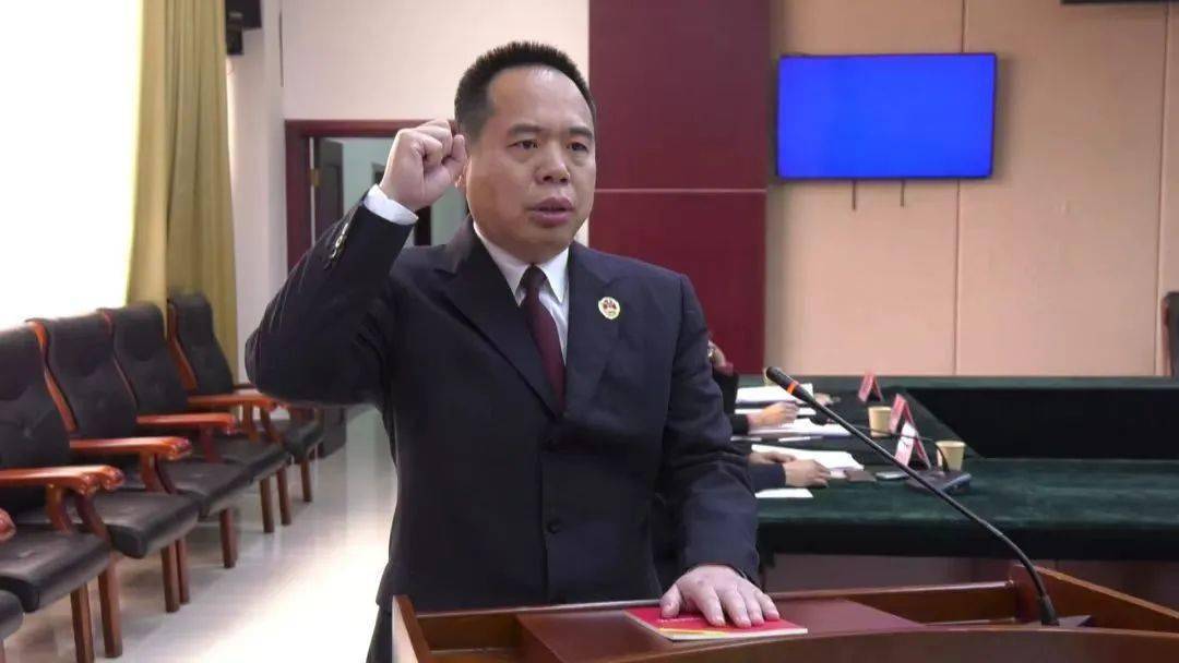 会议表决通过关于张文静等望都县第十七届人民代表大会代表资格止止