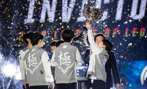 联赛|LOL：他曾守护着iG的一切，S8冠军中单Rookie宣布成为自由人