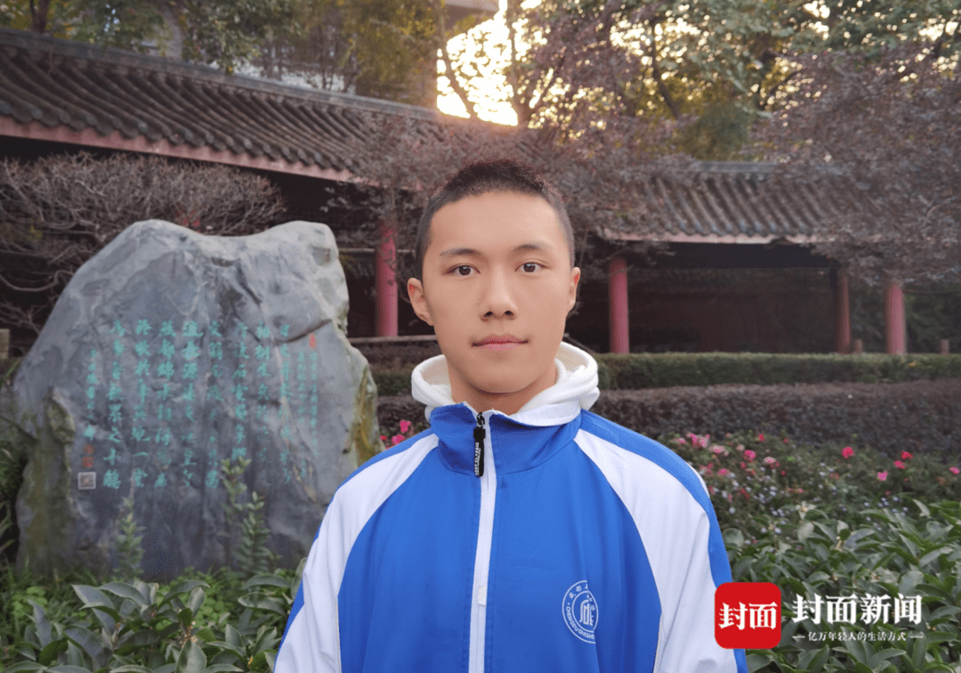 从初二开始接触信息学竞赛,凭借天赋,勤奋,2021年7月,17岁的成都男孩