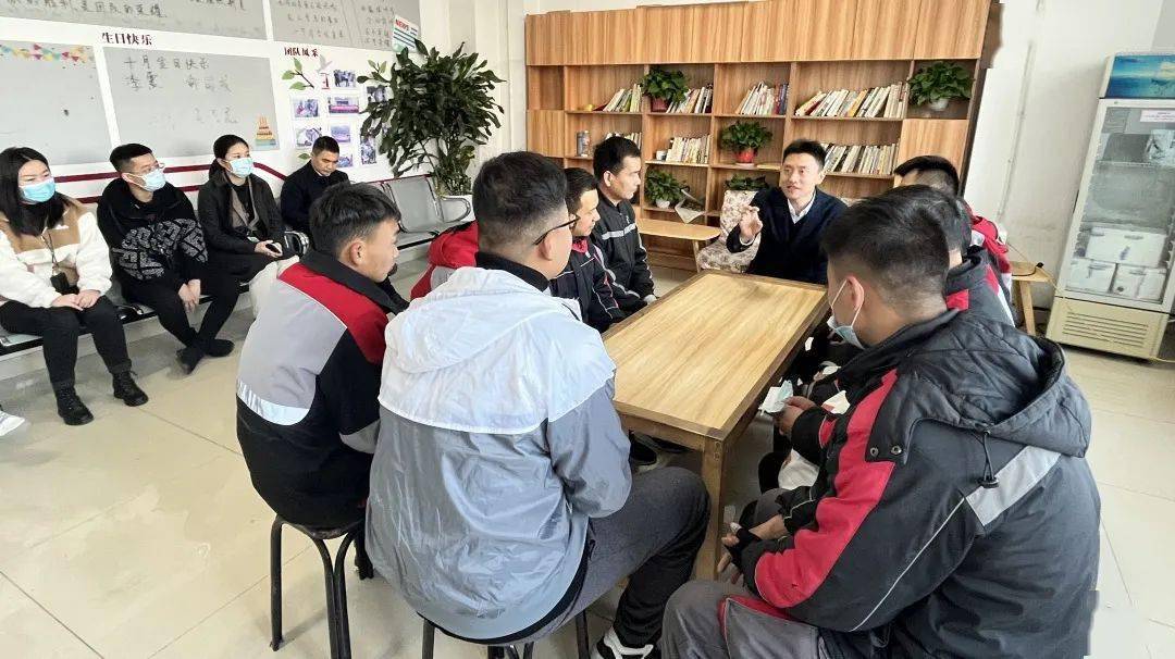 六讲六做扛旗争先宣讲活动走进顺丰秋滨速运营业点