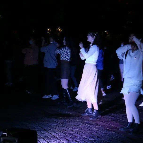 冬天不止适合烤红薯,更适合跳广场舞
