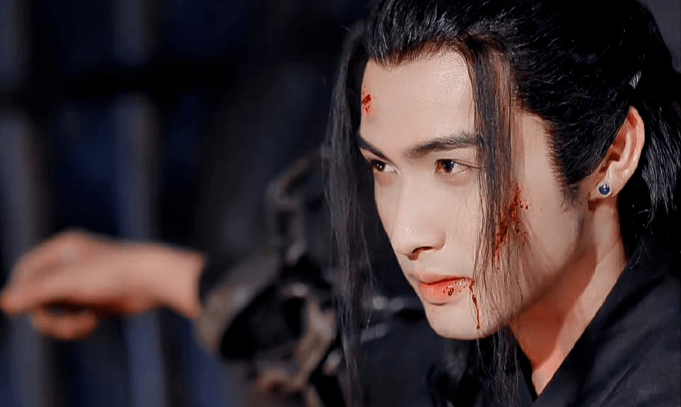 在电视剧《三生三世十里桃花》中,翼君离镜一身黑衣,伏在地上,嘴角