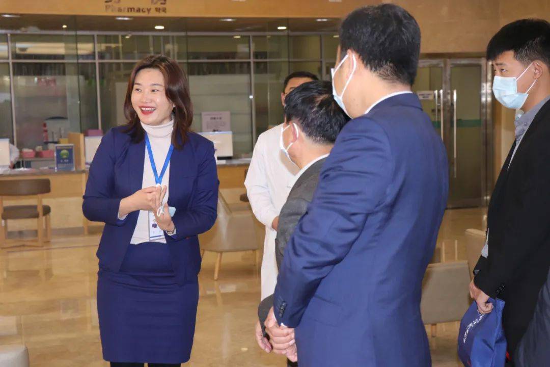 会议结束后,院长巩晓辉带领专家们参观莲池医院,从疫情防控,专业技术