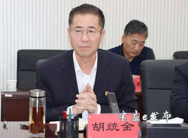 胡统金代表定边县委,县政府对张小辉一行来定边考察交流表示热烈欢迎
