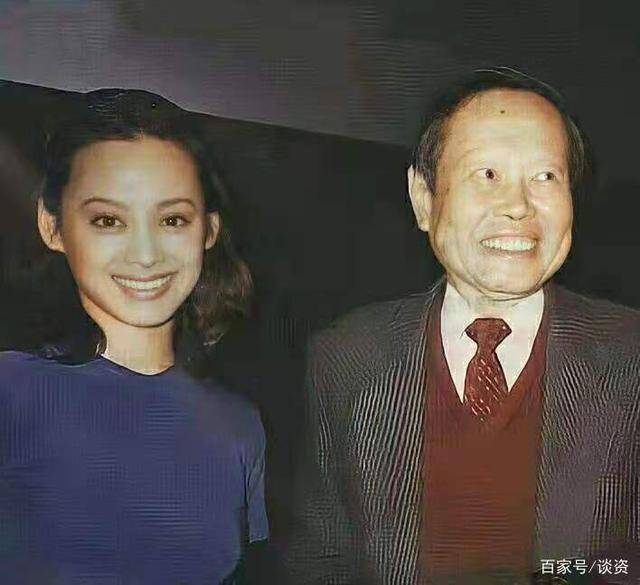 宁静杨振宁冯小宁合照罕见曝光,相差50岁如父女,冯小宁撞脸冯巩