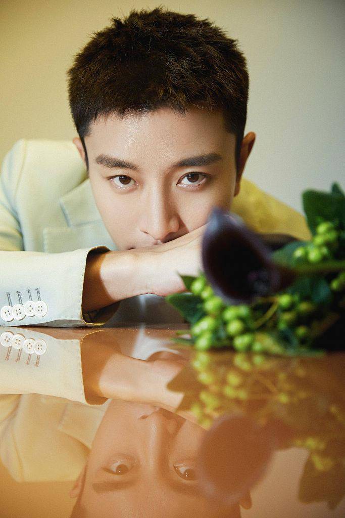 米色|贾乃亮获年度杰出贡献人物奖 着米色西装眉眼坚毅帅气有型