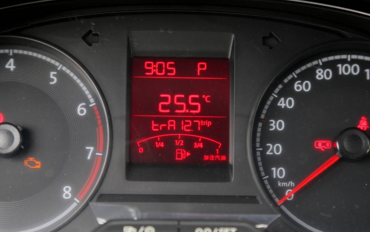 桑塔纳桑塔纳方面就没有这么智能了,它配备的是间接式胎压报警系统