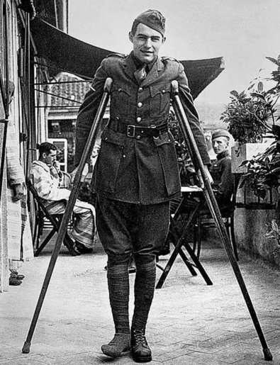 海明威参加第一次世界大战第二次大战期间,他以战地记者的身份随军