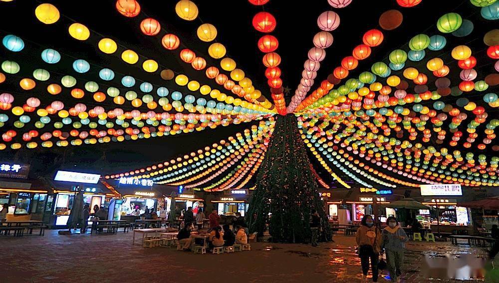 穿过热闹的中心广场,往青花街街市深处走去,喧嚣渐