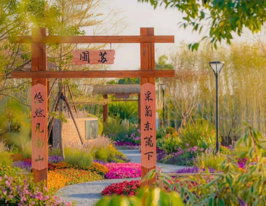 诗墙,海昏编钟,古筝,楹联,竹篱笆墙等特色江西文化元素,营造出了野境