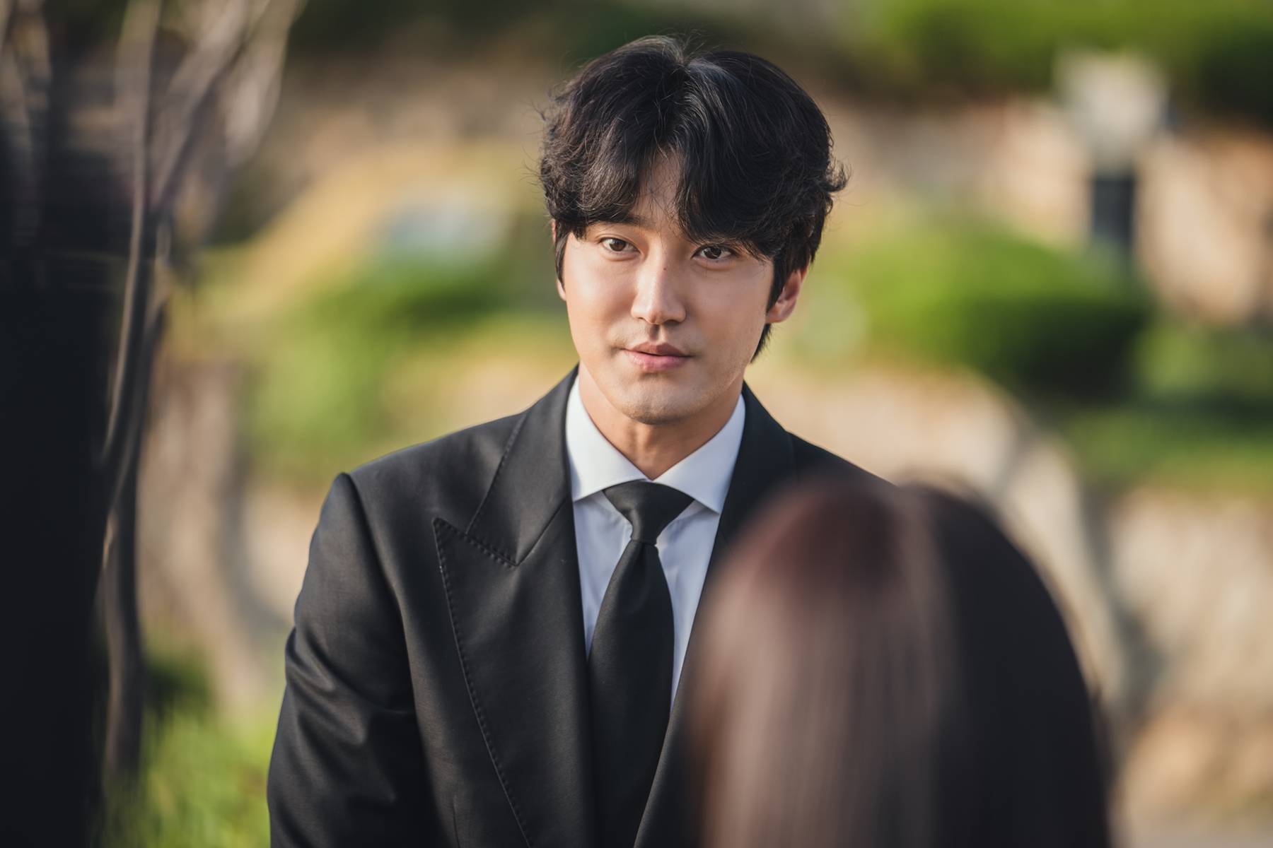 崔始源新剧中发生180度大转变的深邃眼神令观众好奇心倍增!