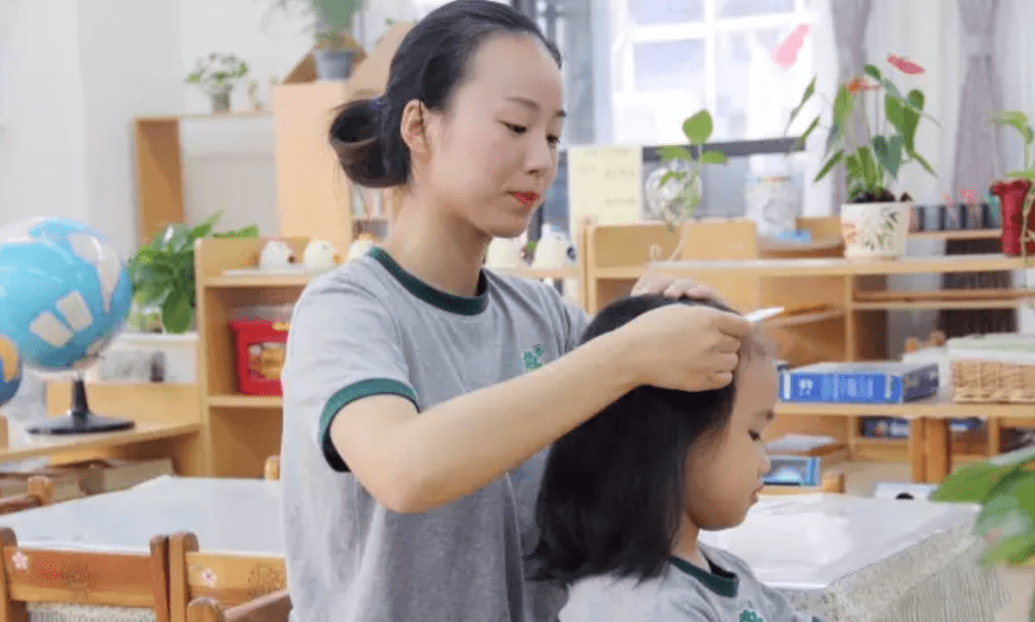 立马给孩子们 扎上漂亮的头发