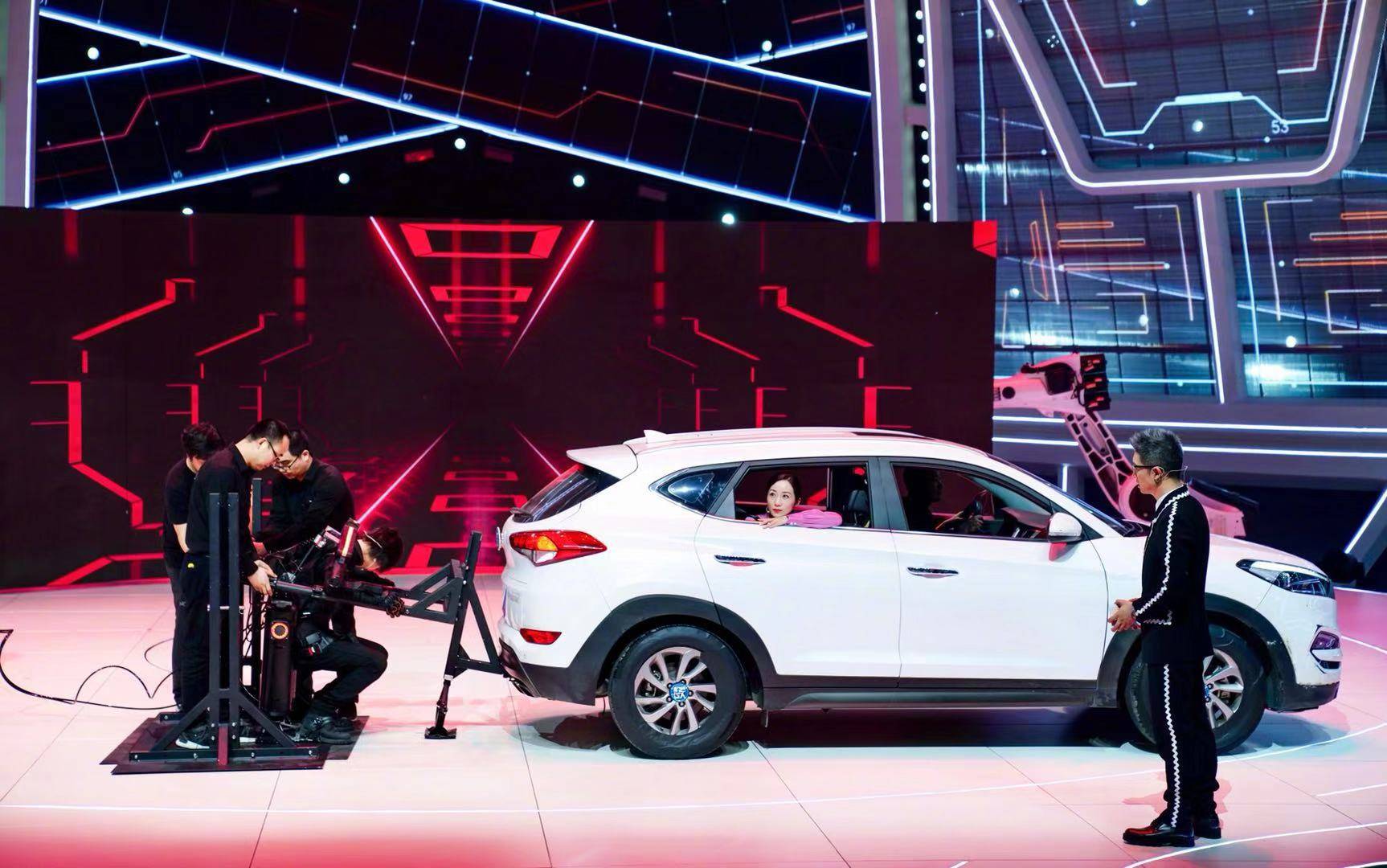 cctv-1《机智过人》聚焦科技生活 韩雪亲自上台参加挑战_观众_类节目