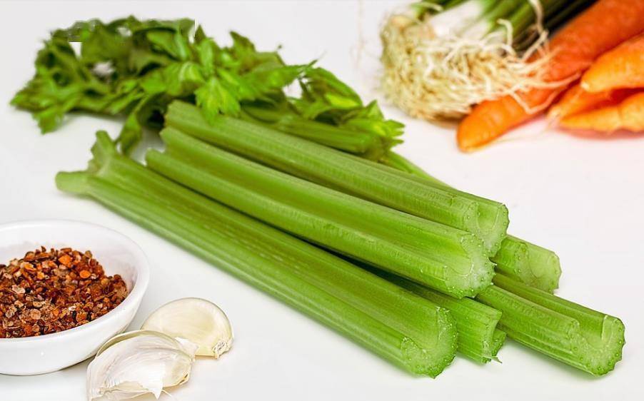 降低|痛风患者吃哪些食物？这3种食物挑着来吃，尿酸往下降