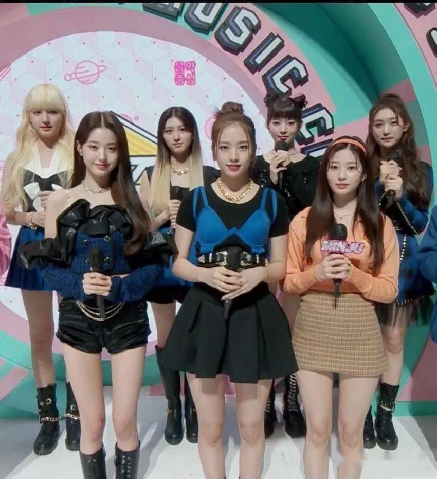 Cody看起来很奇怪的 这位女团爱豆昨天的舞台服装 韩网 偶像 韩团