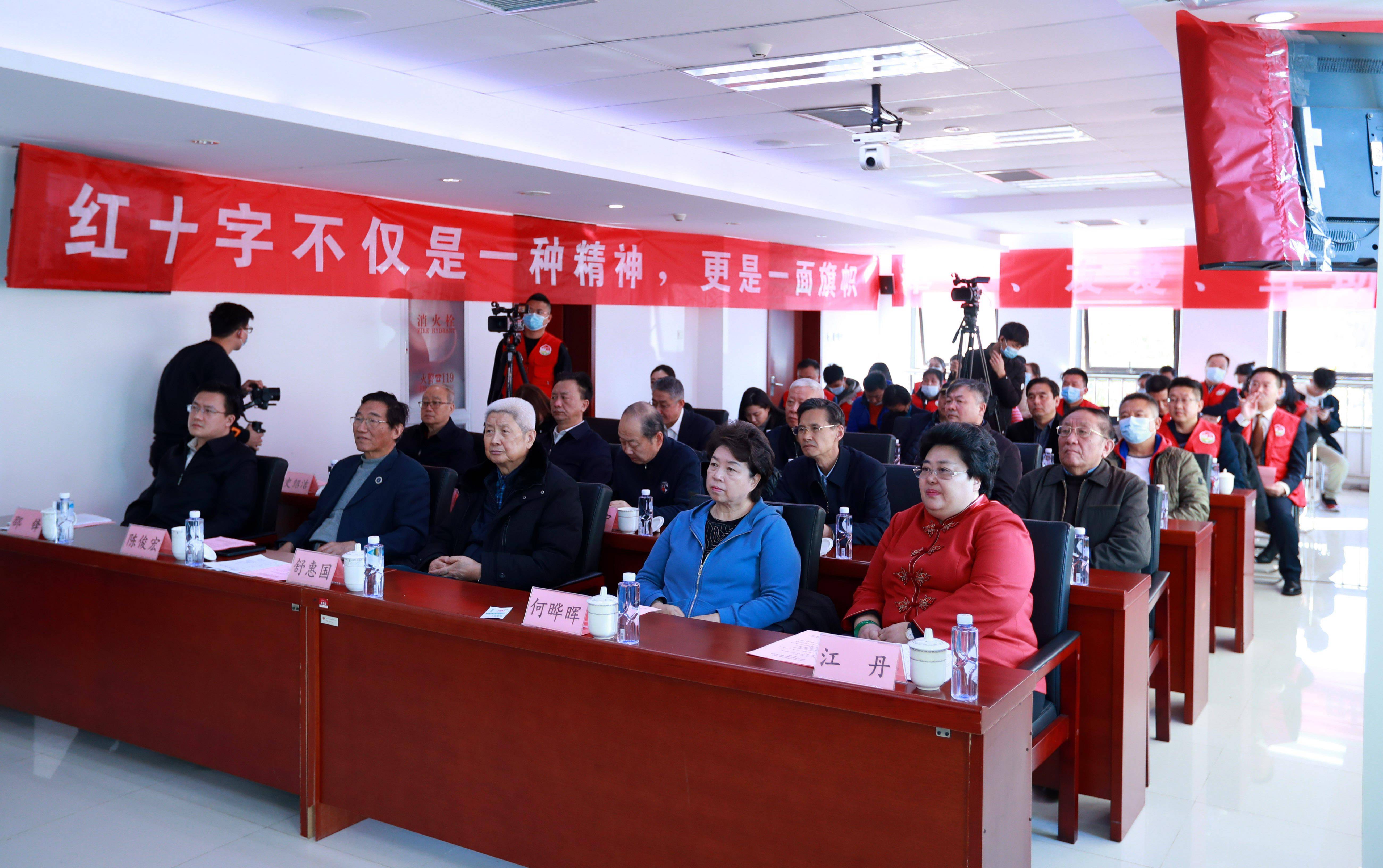 上海复旦大学附属华山医院教授董竞成,中央广播电视总台主持人张宏民