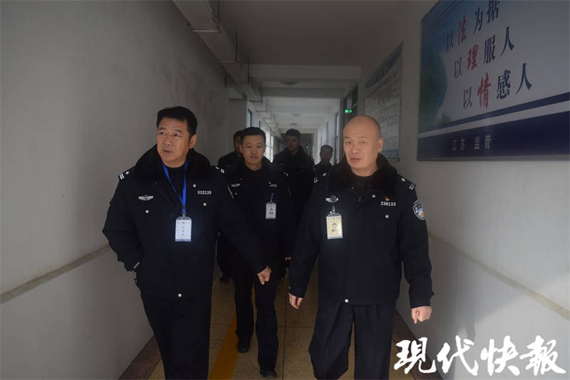 2019年12月17日下午,监管支队副支队长李波(左一)到丰县看守所检查