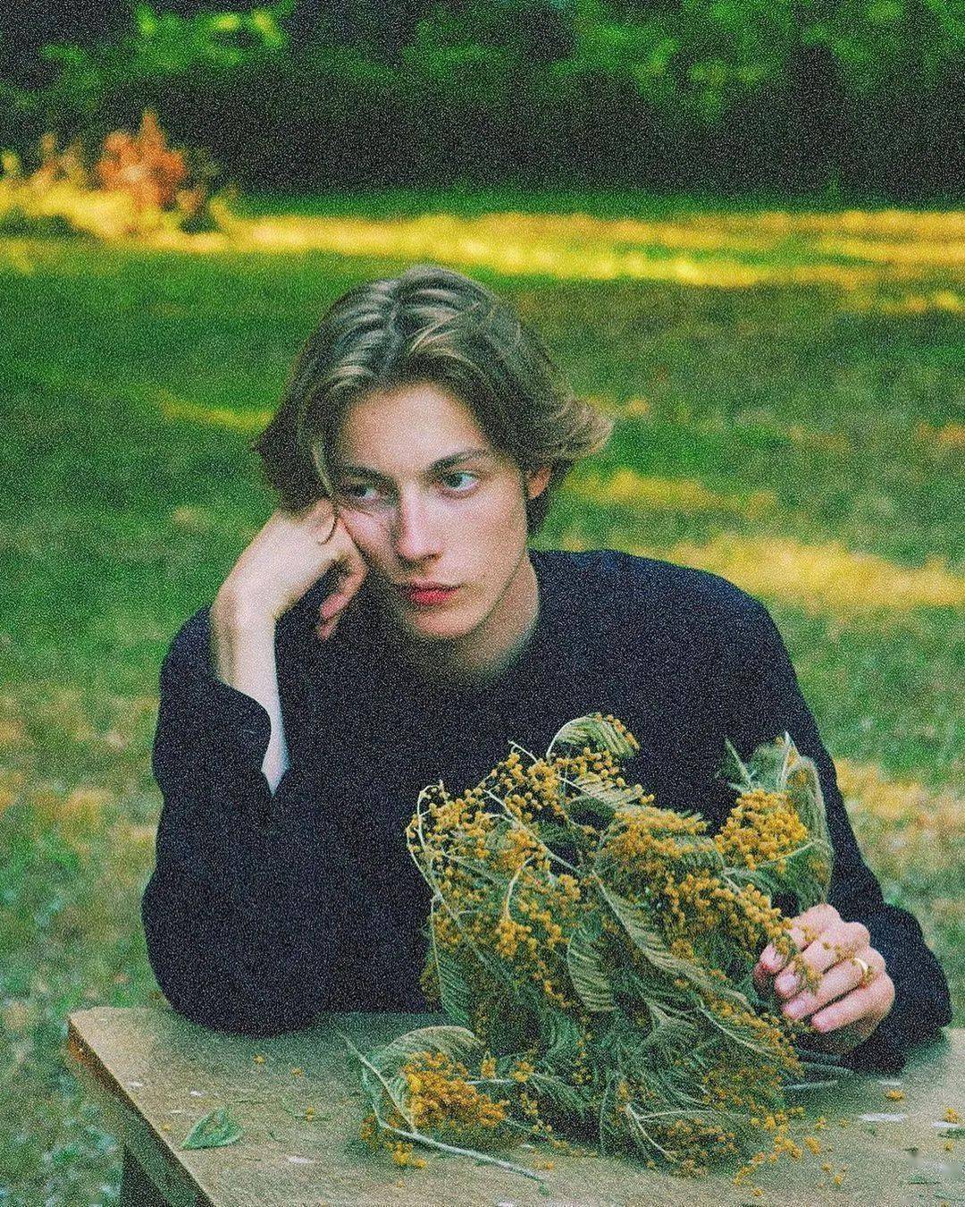 de 法国时尚圈力捧的设计新秀，还是位脸蛋天才~