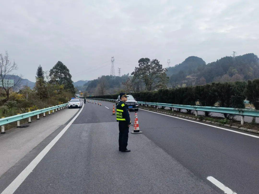 拆除g60沪昆高速凯麻段上跨天桥破损广告牌及时消除安全隐患