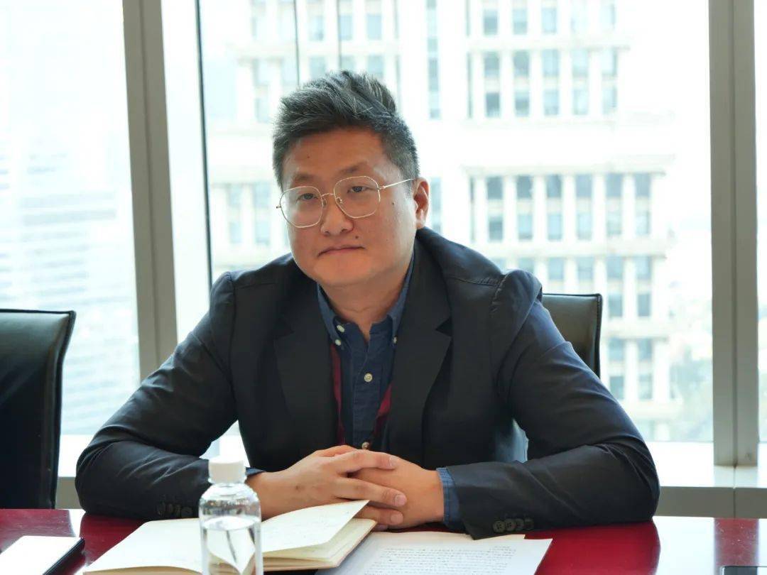 随后,杜军,马正炜代表双方签字,我市与中金资本运营有限公司的战略