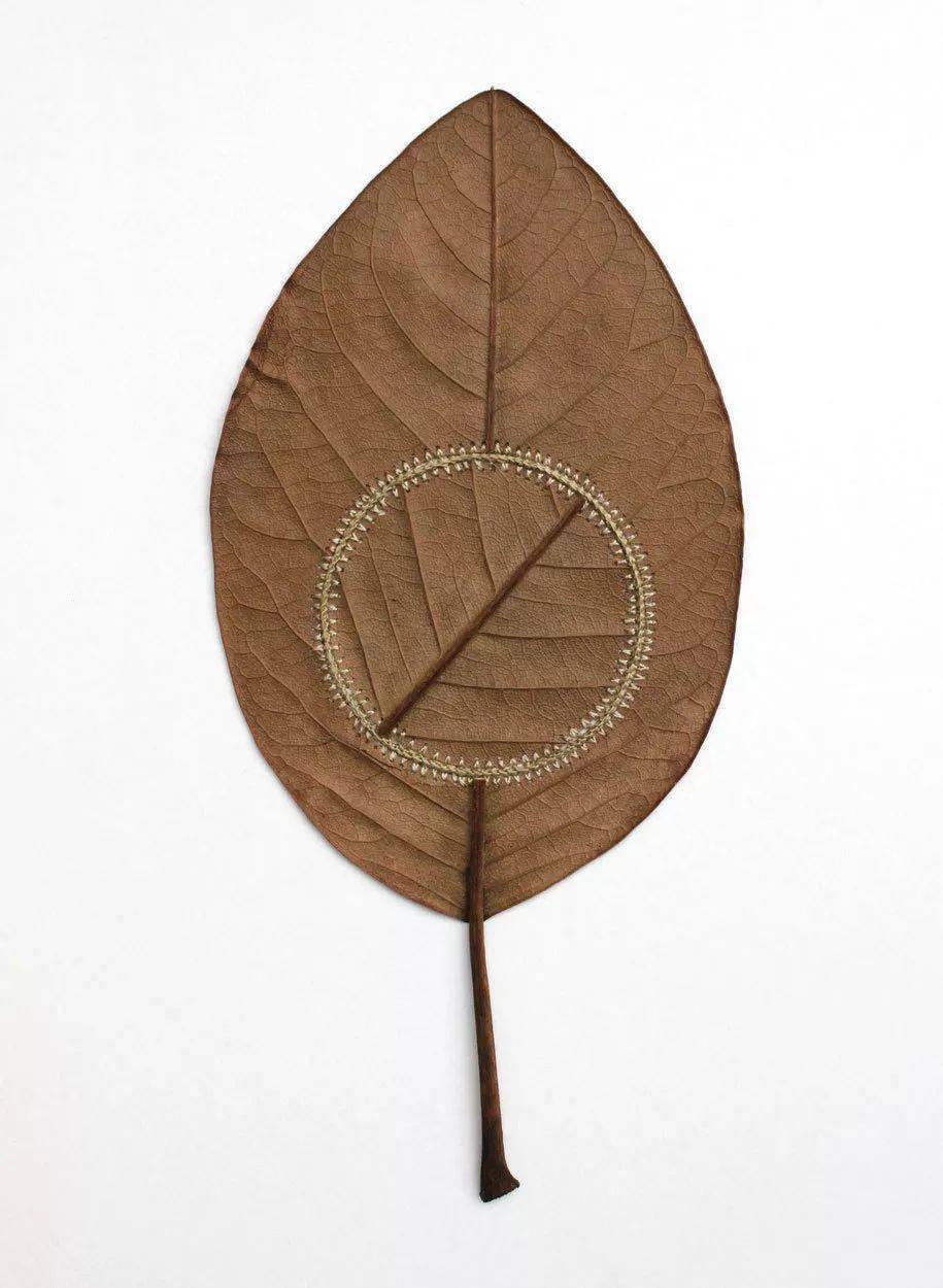 只要敢想没什么不可能美女艺术家的树叶上刺绣每一幅都美妙绝伦