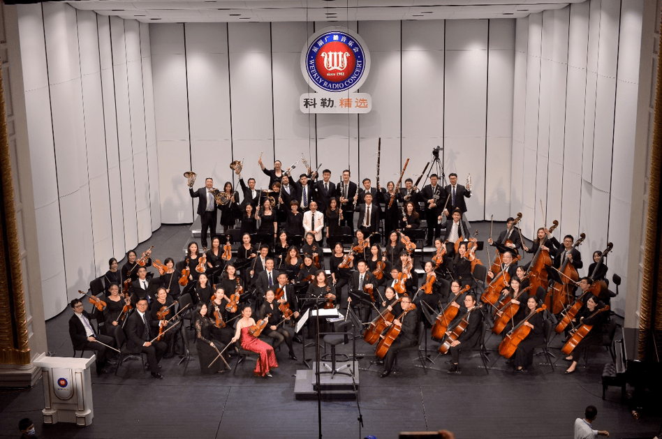 上海轻音乐团指挥,上海音乐家协会会员,英国利兹大学应用音乐心理学