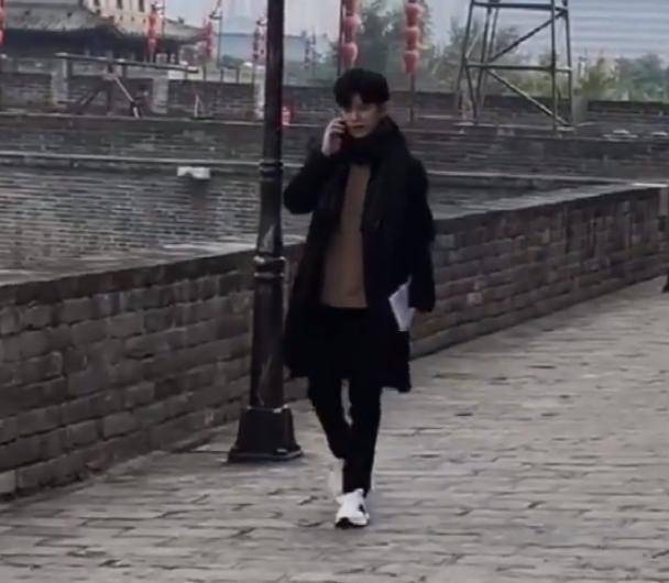 周也最新拍摄路透图 9ff7ed5e2b0943ac99aa214dbad04ac6.jpeg