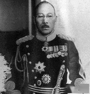 徹曾在日本軍校裡擔任過體操教員,1929年進入陸軍野戰部隊任步兵少佐