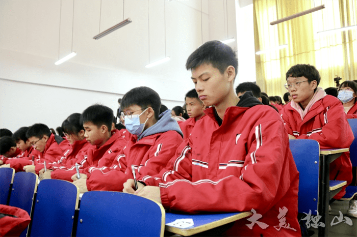 学习贯彻党的十九届六中全会精神李景宽到兴农中学宣讲党的十九届六中