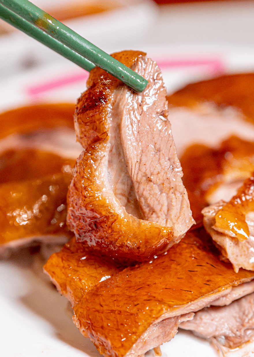 独家秘制烧鹅汁,黄皮酱一起吃,酸酸甜甜的口感让烧鹅肉的味道更为丰富