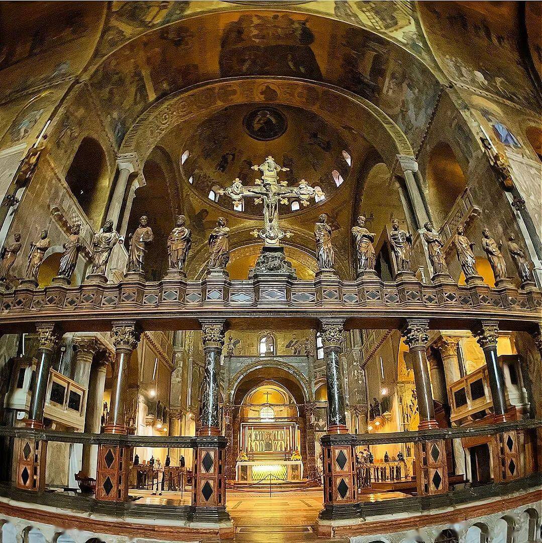 教堂的内部,从地板,墙壁到天花板上,都是精致的镶嵌画作,这些画作上又