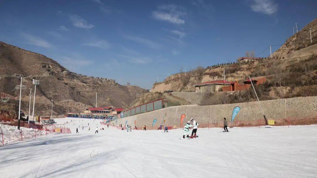 凤凰岭滑雪场——雪与激情的奇妙碰撞_龙山_冰雪_乐趣