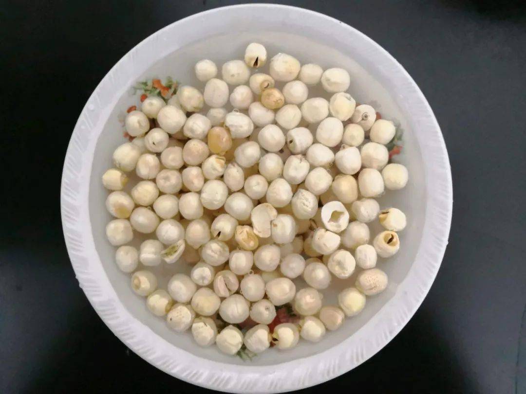 桂花蜜椰奶莲子羹的做法滋补养颜养心安神促进睡眠非常适合秋季的汤品