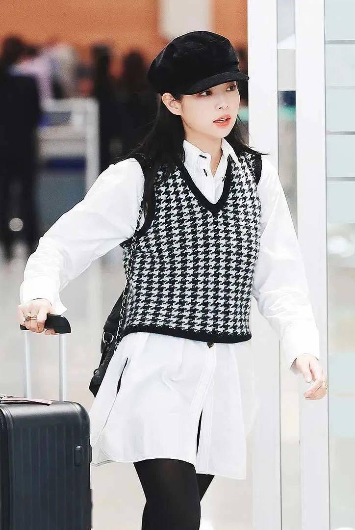 黑色 周雨彤白鹿的针织马甲也太上头了吧!赶紧学起来