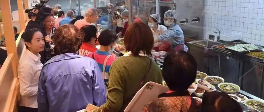 两荤两素送餐上门只收16元!解决罗店本地1000多位老人“吃饭难”的问题~_食堂_长者_宝山