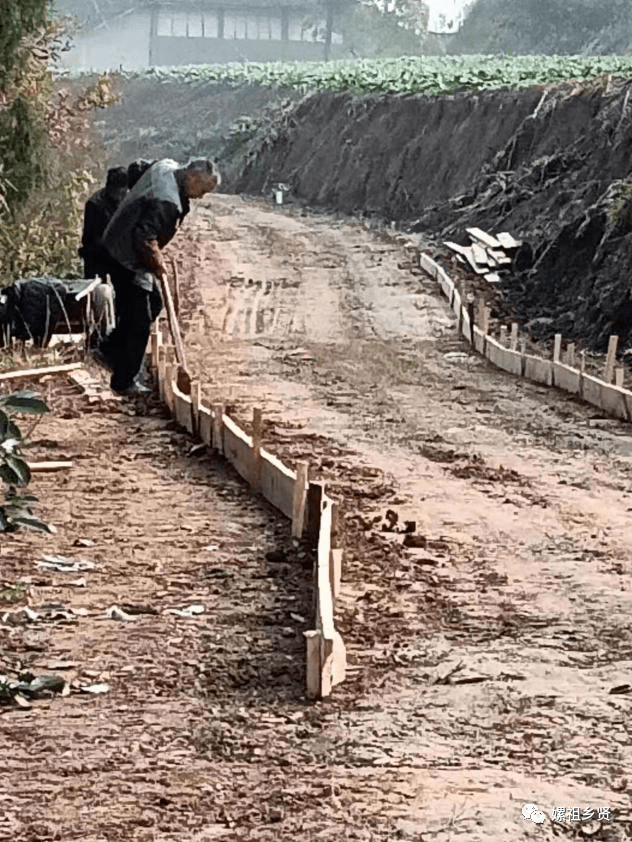 修路中由村民现场指导和监督,保证混凝土和路基,排水沟,涵水管,打
