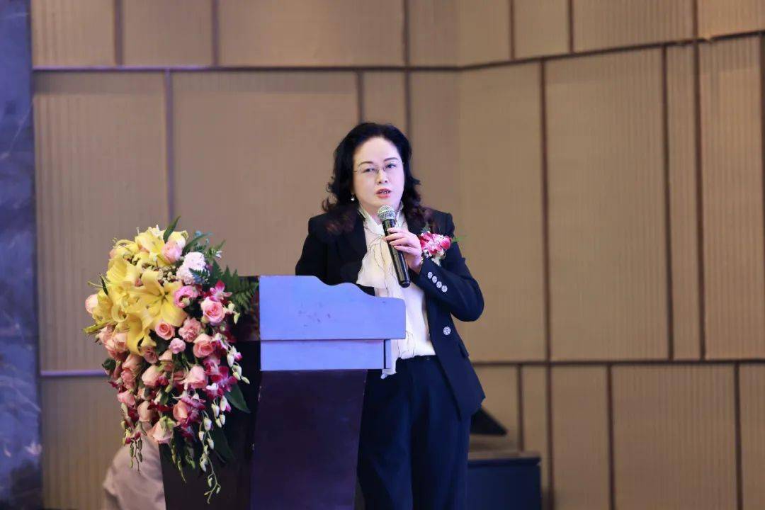 大咖广东省五一劳动奖彰获得者,万泽集团医药事业部总经理陈岚女士,以