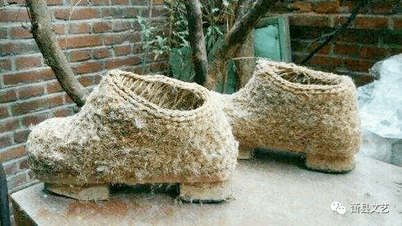 新窝子穿在脚上,孩子们总爱呱嗒呱嗒跑几圈让爸妈看看,那高兴劲不言而