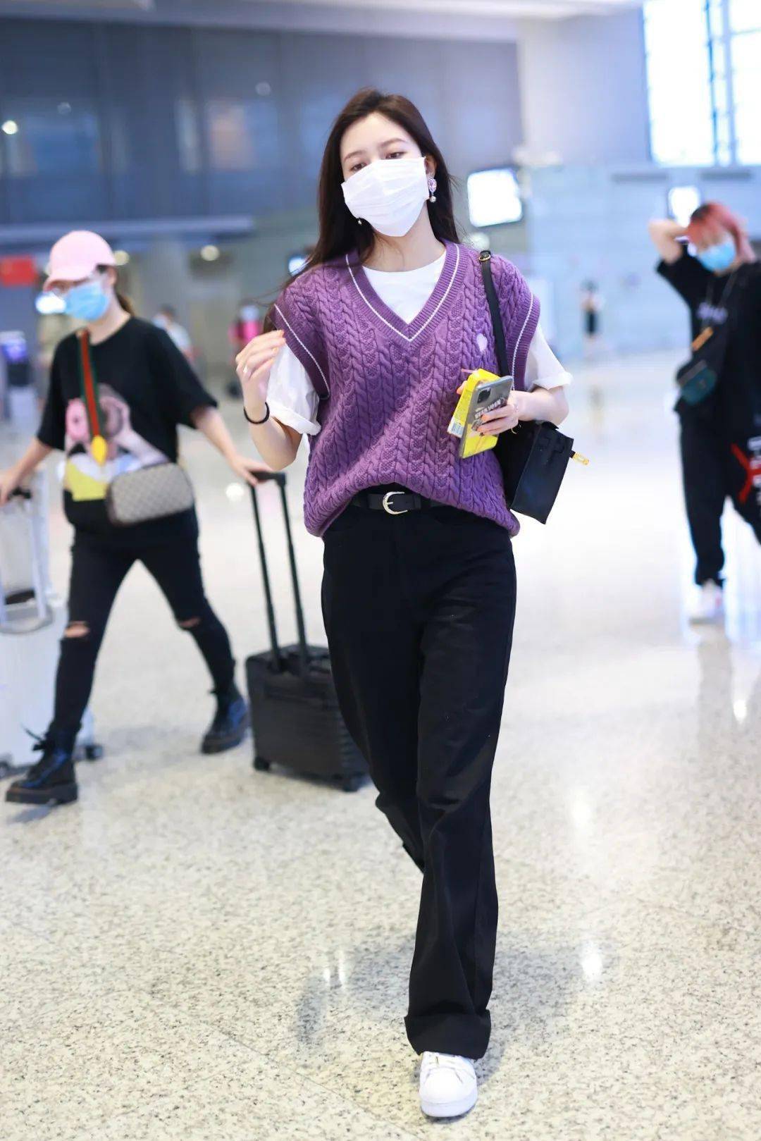 黑色 周雨彤白鹿的针织马甲也太上头了吧!赶紧学起来