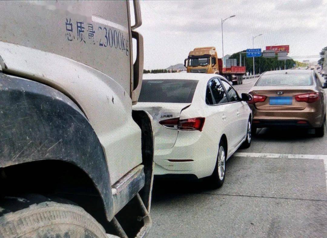 [惊险] 事发惠安!三车连环追尾,小轿车前后部位受损严重.