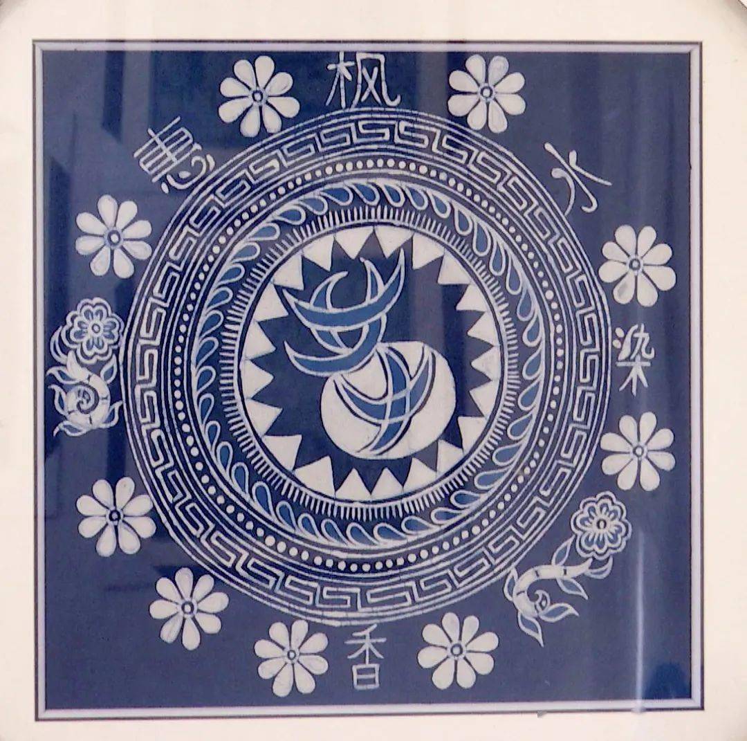 刚走近枫香染制作车间,一股股枫香油味香气四溢,迎面扑来.