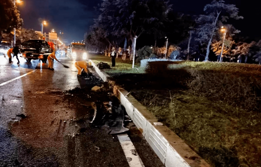 触目惊心厦门翔安大道三车追尾一车瞬间着火现场火势凶猛损毁严重