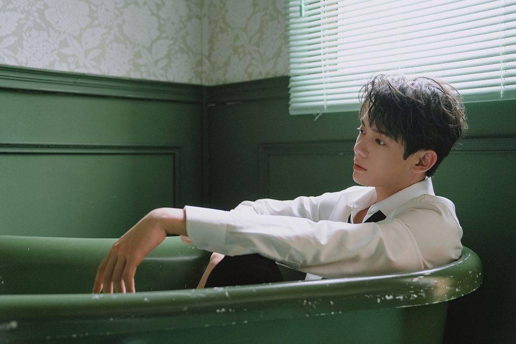 李逸男复古胶片写真电影感十足着白衬衫秀优越身型眉眼清澈