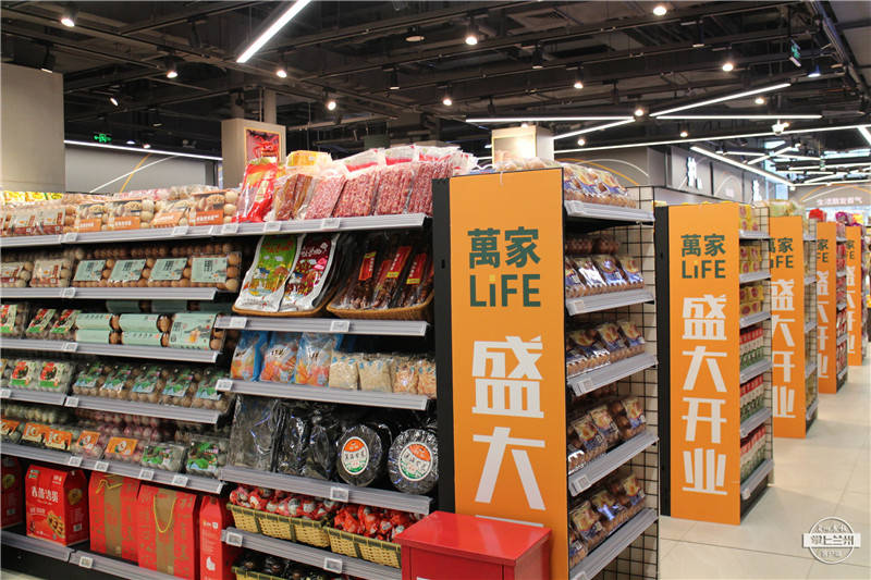 "我们打造的万家life是一种小型的便利化超市,主要是为社区居民服务