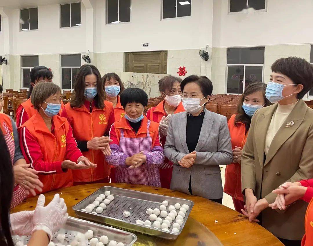 林叶萍一行深入龙田镇上薛村,海口镇牛宅村,与各界妇女群众,基层妇联