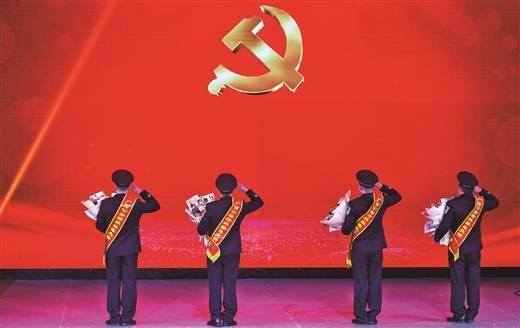 虽然不能面对表彰的镜头,但他们对着党旗敬礼的背影却是最美的.