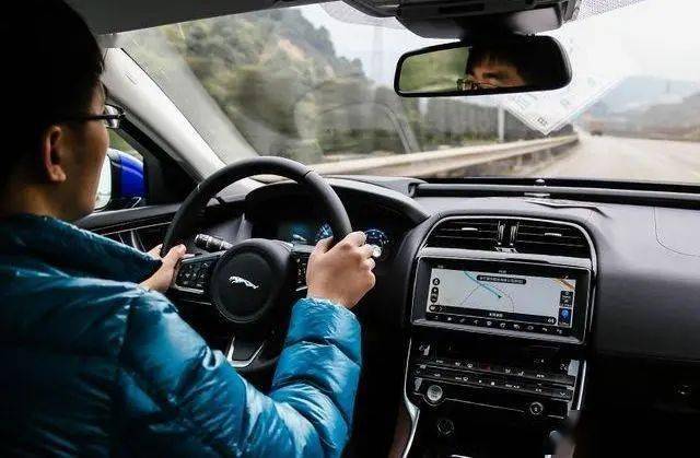 坐副驾驶的图片 773a6f4212414b00ade1a1606933da86.jpeg