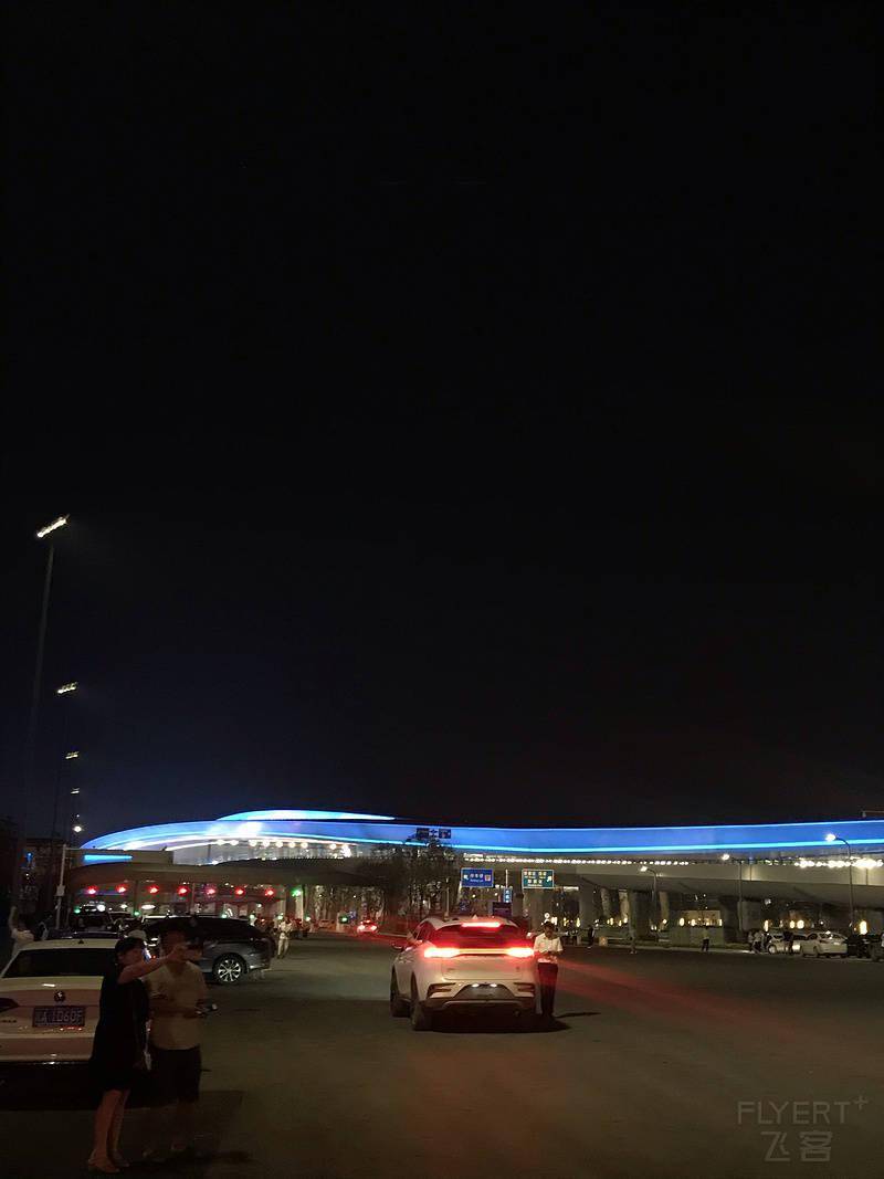 27晚上的天府机场北也有很多人来打卡网红双子灯塔打卡天府国际机场
