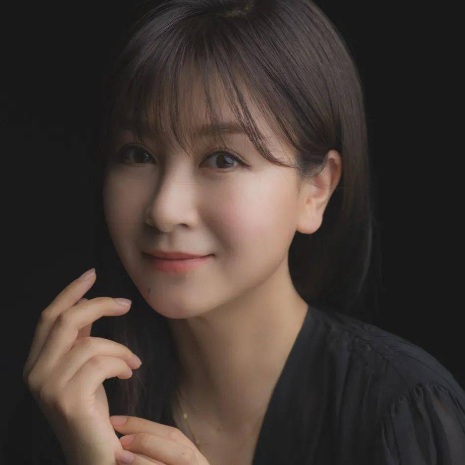 郑萍饰 邢夫人/李嬷嬷李晨涛饰 王夫人田水饰 贾母贾母携贾府的"家长