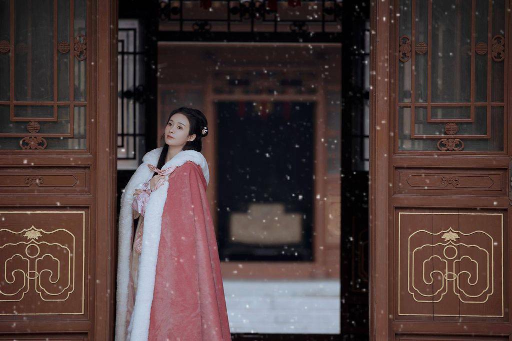 郑合惠子雪中写真氛围感满满 着古装撑伞伫立更显温婉雅致